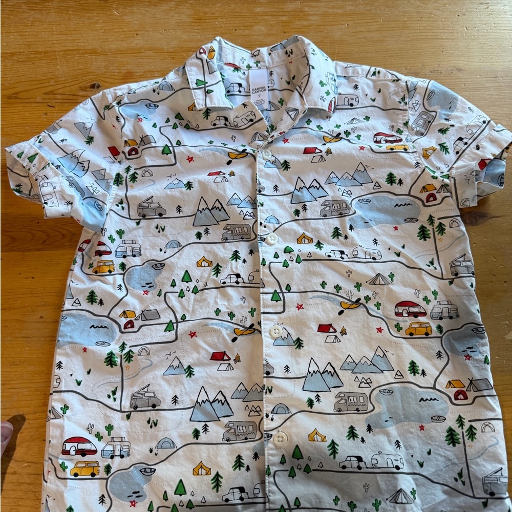 Harper Canyon White Adventure Print kids size 7
Like new